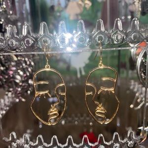 face outline earrings